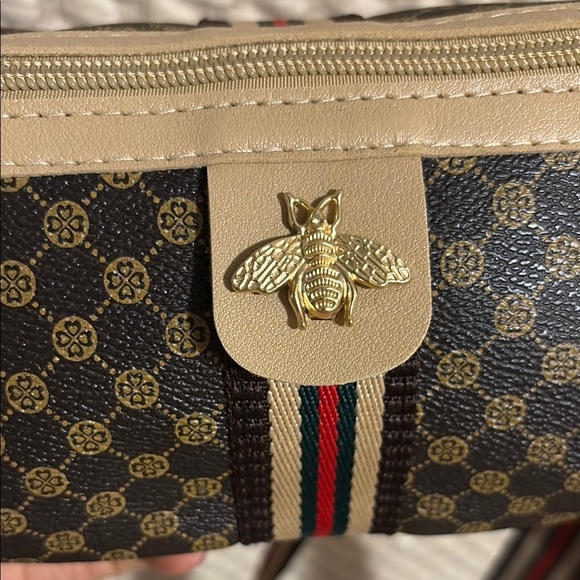 Chic Black and Gold Crossbody Bag with Elegant Design - Picture 10 of 14